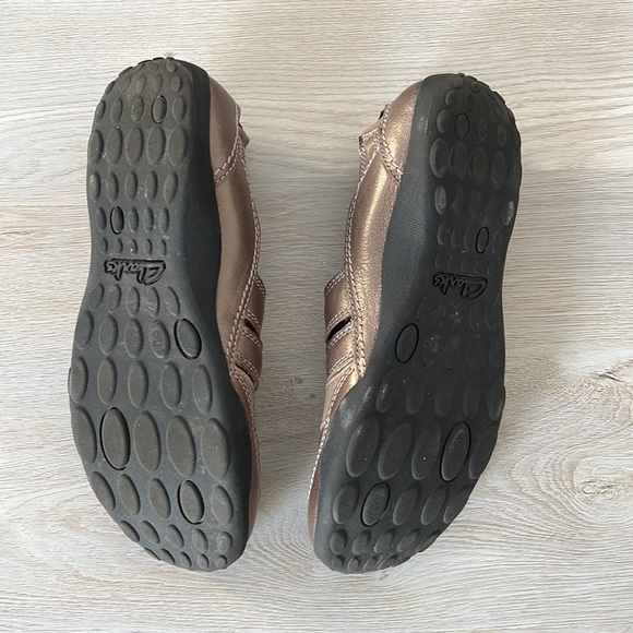 Women’s Clark Shoes - Lightly used. Bronze color. Size 8.5 - Picture 3 of 3